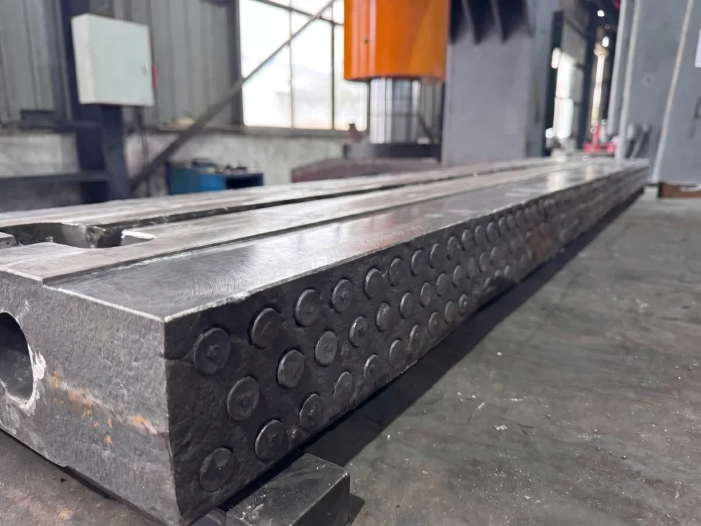 manganese-tic-blow-bar-inserts-detail manganese steel blow bar with TiC inserts showing reinforced wear surface for improved abrasion resistance