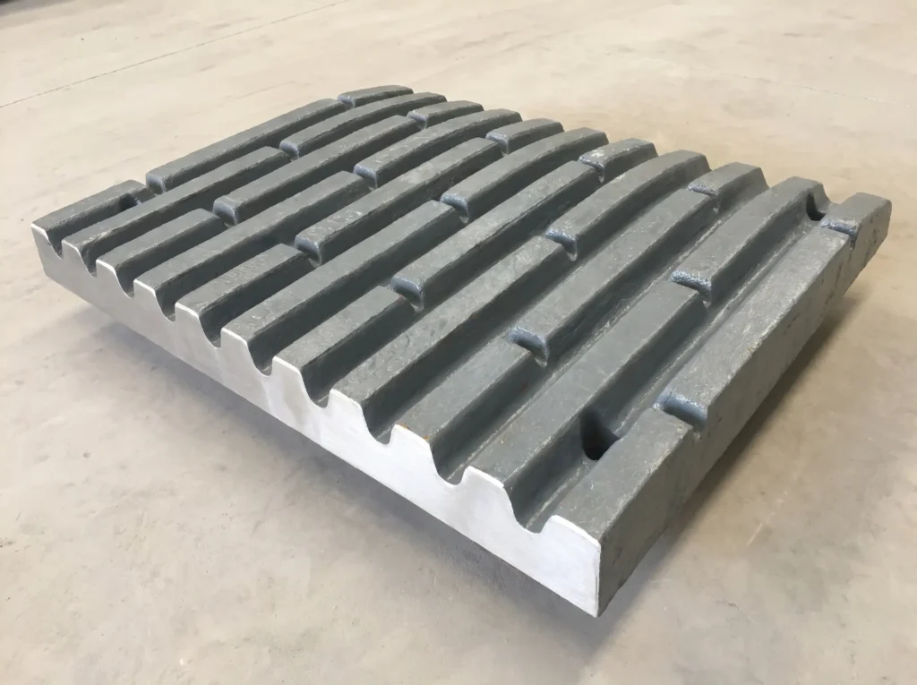 minevant-fixed-jaw-plate MineVant jaw plate for OEM-compatible jaw crushers, providing excellent wear resistance and extended service life.